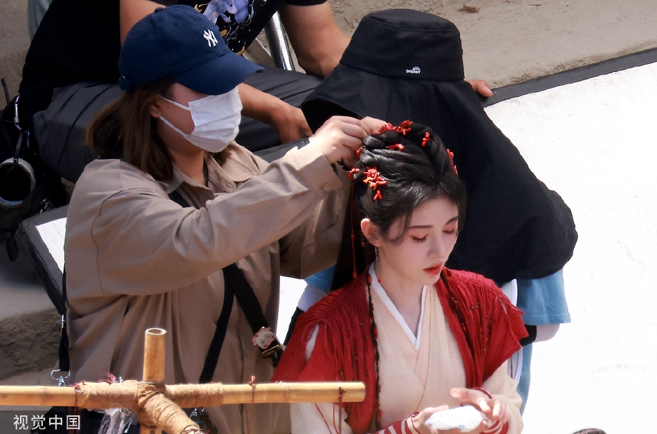 组图：鞠婧祎《仙剑奇侠传4》新路透古装扮相灵动明艳第2张图片