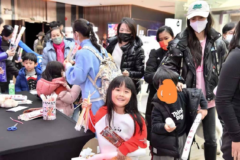 组图:Angelababy带小海绵看《我们的冬奥》母子专注观影场面温馨