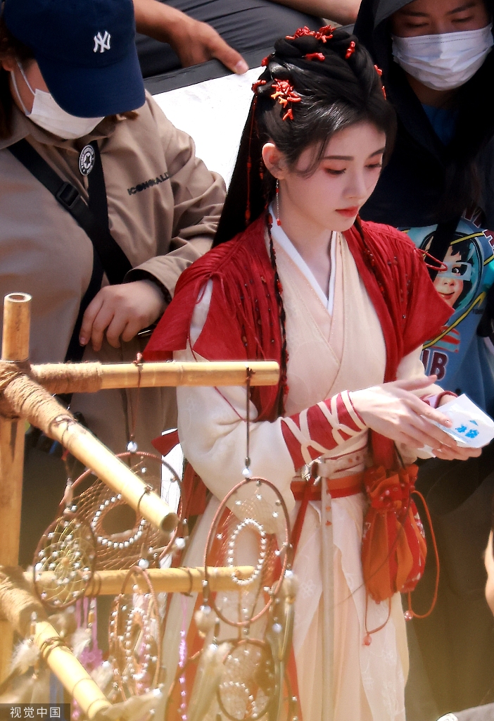 组图：鞠婧祎《仙剑奇侠传4》新路透古装扮相灵动明艳第3张图片