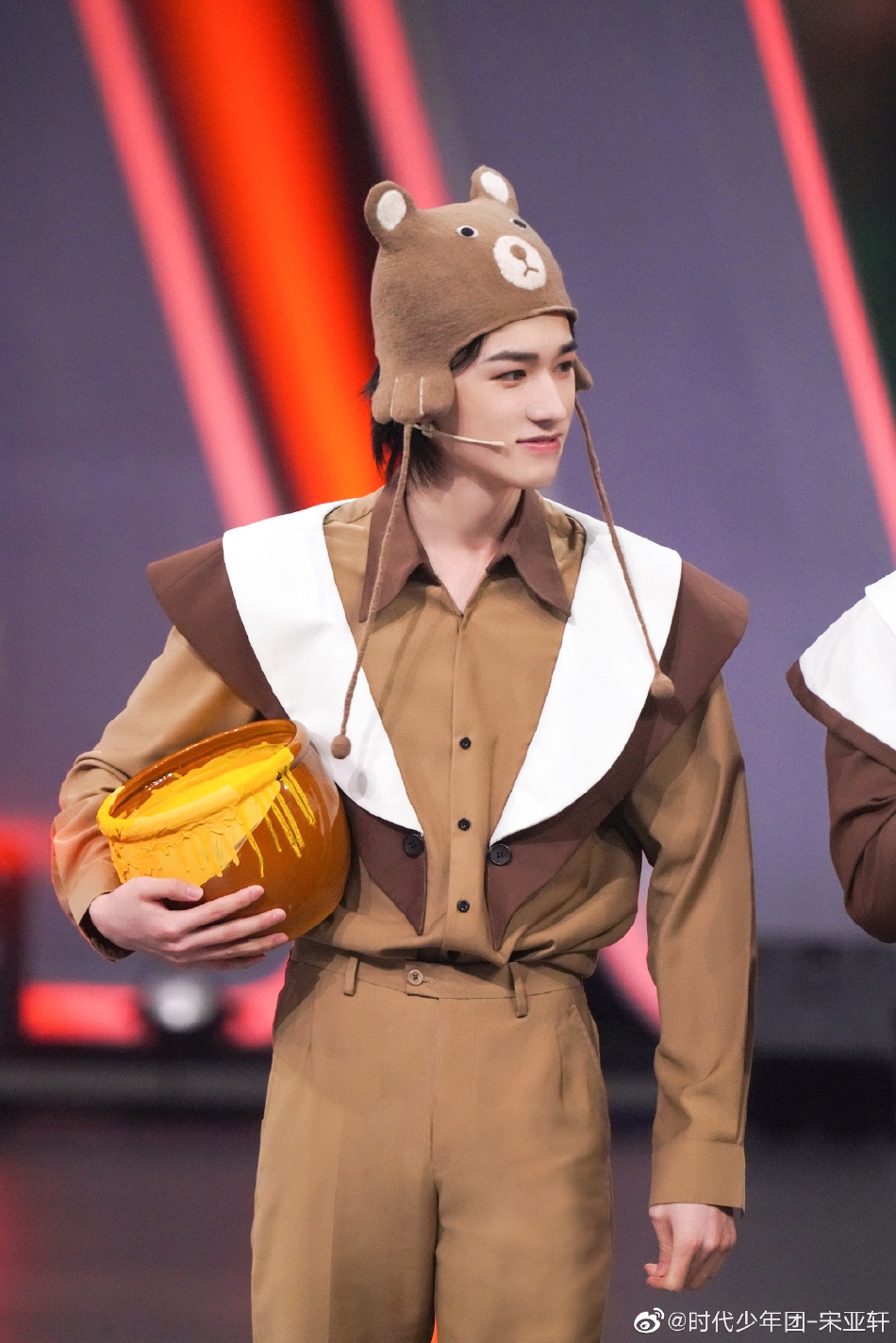 组图:宋亚轩新造型cos熊二 手抱蜜罐可爱满分