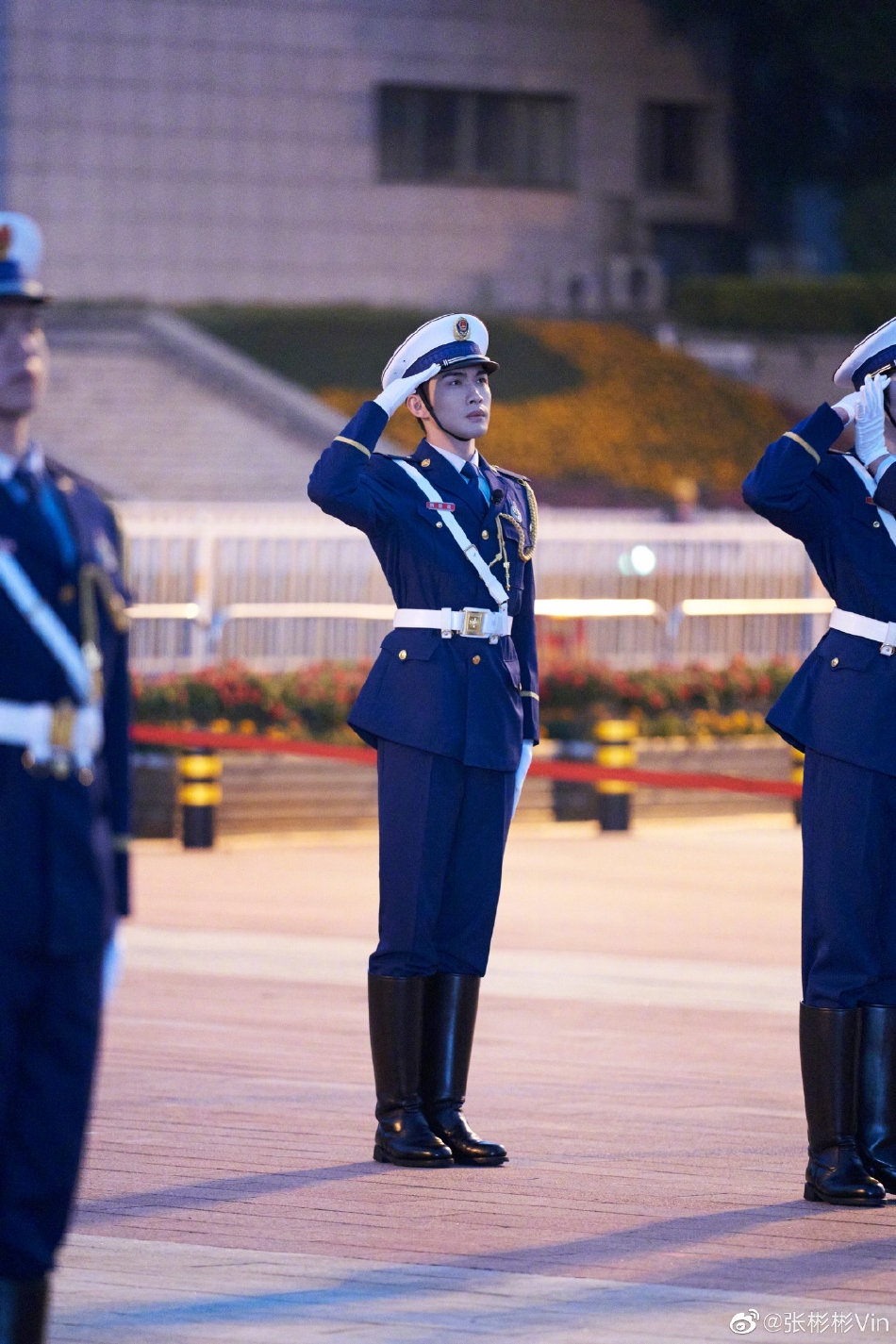 组图:张彬彬晒军装照告别《一往无前的蓝》 感慨内心蜕变