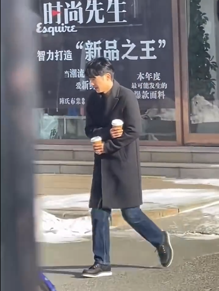 组图：刘昊然《我的朋友安德烈》黑色大衣路透 寒风中买咖啡