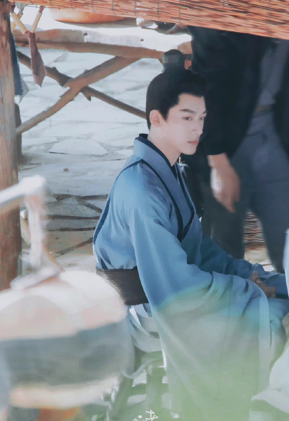 组图：张晚意《长相思》路透曝光古装扮相端正俊朗第2张图片