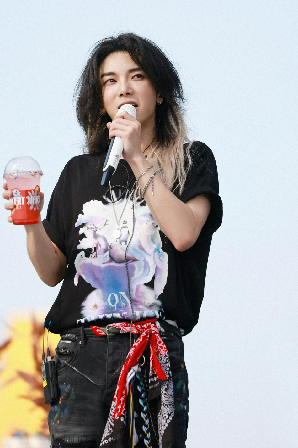 组图:华晨宇火星演唱会造型曝光 长发飘飘摇滚范十足