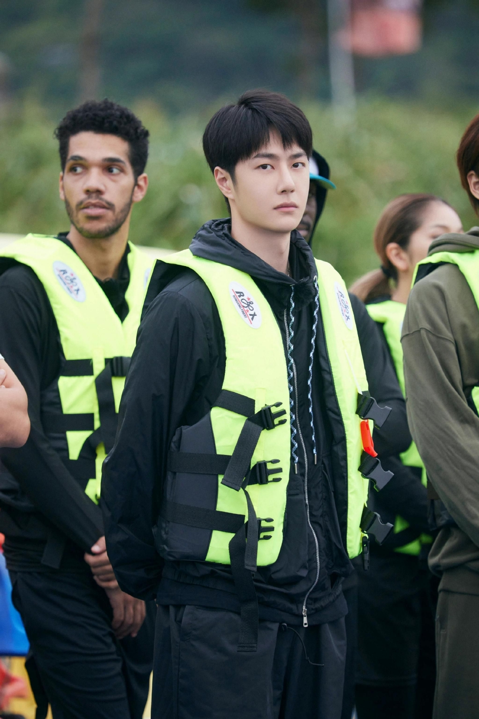 组图:王一博户外露营九宫格花絮照 温柔顺毛少年感十足_高清图集_新浪