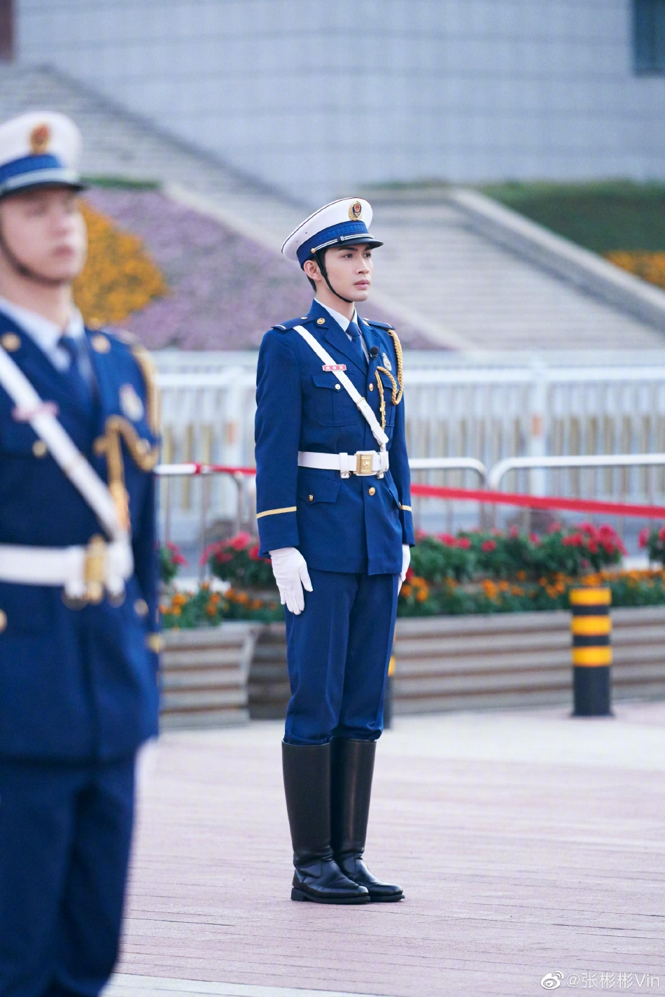 组图:张彬彬晒军装照告别《一往无前的蓝》 感慨内心蜕变