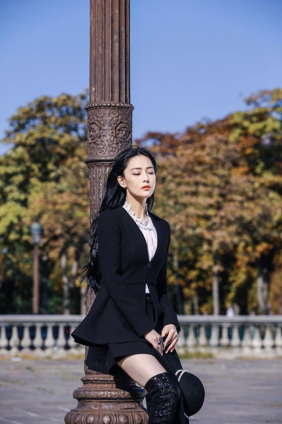 组图:张馨予晒夜排档随拍 蹲街边开吃超接地气