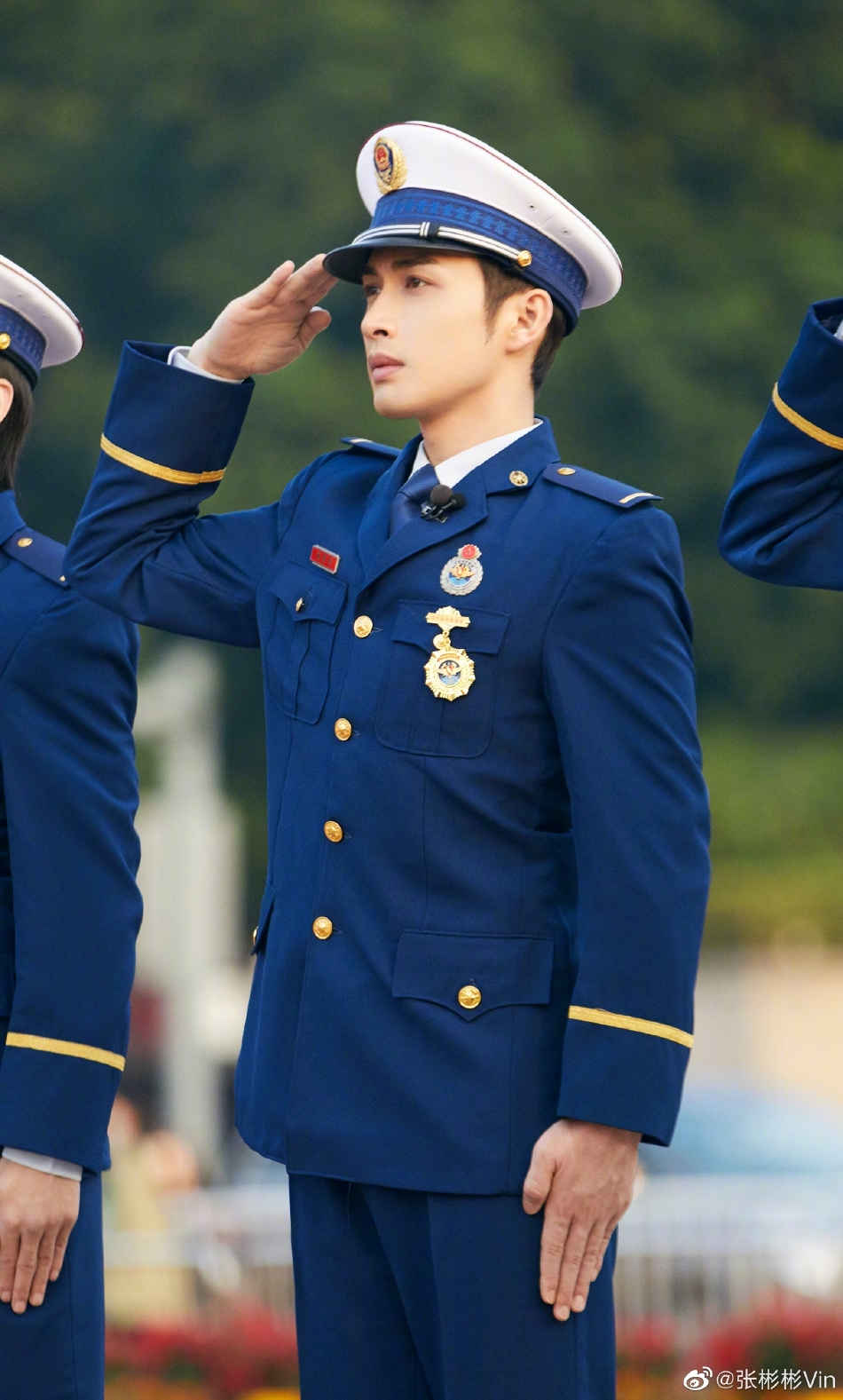组图:张彬彬晒军装照告别《一往无前的蓝》 感慨内心蜕变