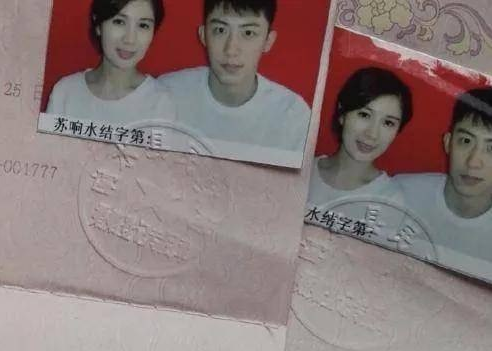 组图：王雨馨直播承认和黄景瑜结过婚 曾指责男方家暴出轨