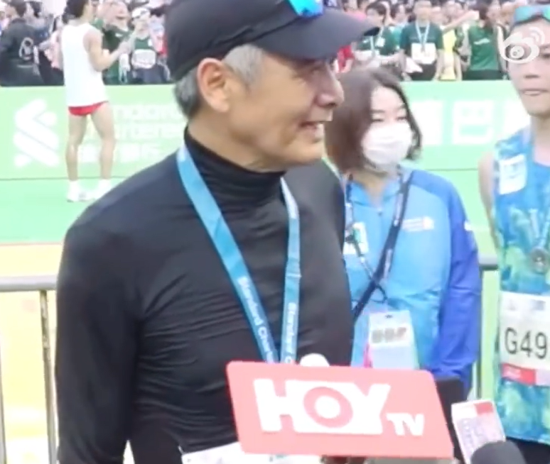 组图：67岁周润发参加香港马拉松 1小时3分完成10公里跑