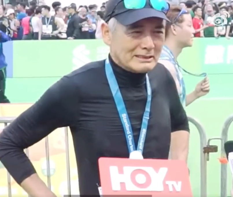 组图：67岁周润发参加香港马拉松 1小时3分完成10公里跑