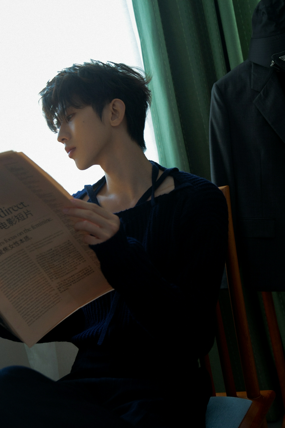 组图:蔡徐坤西湖水色大片曝光 身着露锁骨毛衣大秀天鹅颈