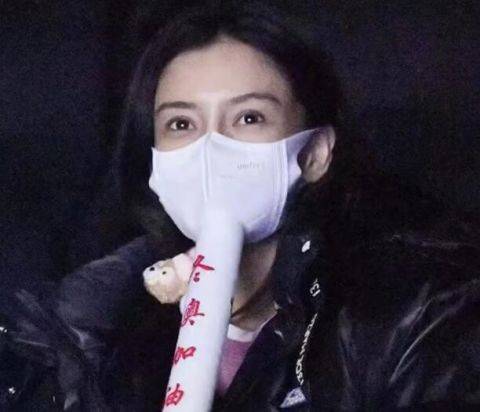 组图:Angelababy带小海绵看《我们的冬奥》母子专注观影场面温馨