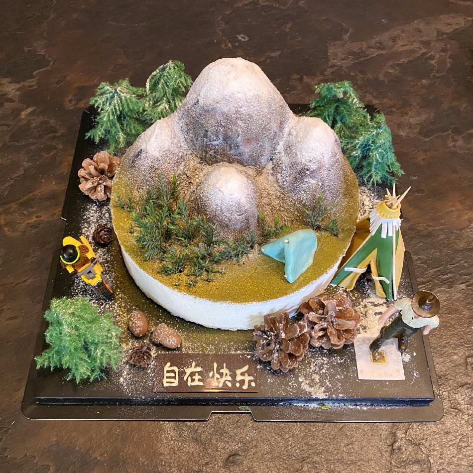 组图:白宇晒生日登长城自拍 与蛋糕合影自在比耶