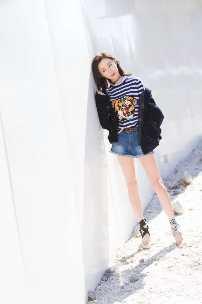 新浪娱乐讯 演员舒畅3月22日在微博晒出照片,她眼角眉梢尽显风情,攻气