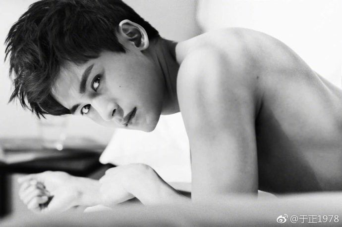 新浪娱乐讯 4月12日,于正在微博上晒出演员张哲瀚穿背心肌肉尽显的