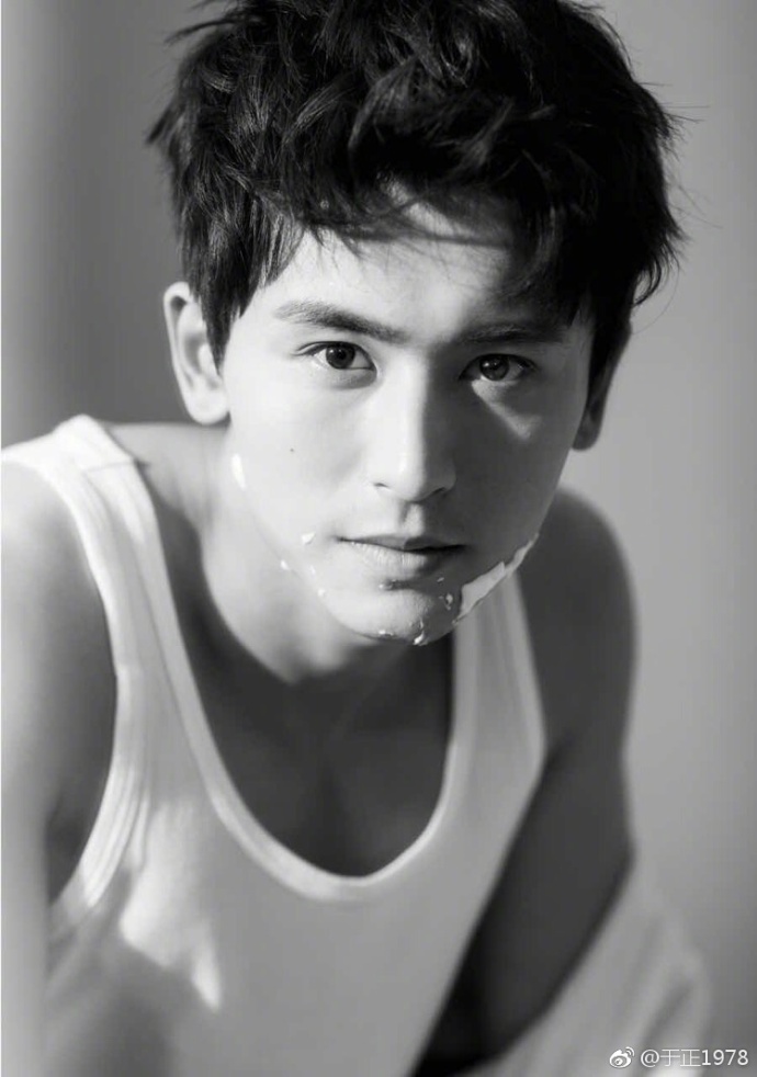 组图:张哲瀚穿背心肌肉尽显 荷尔蒙气息爆棚_高清图集_新浪网