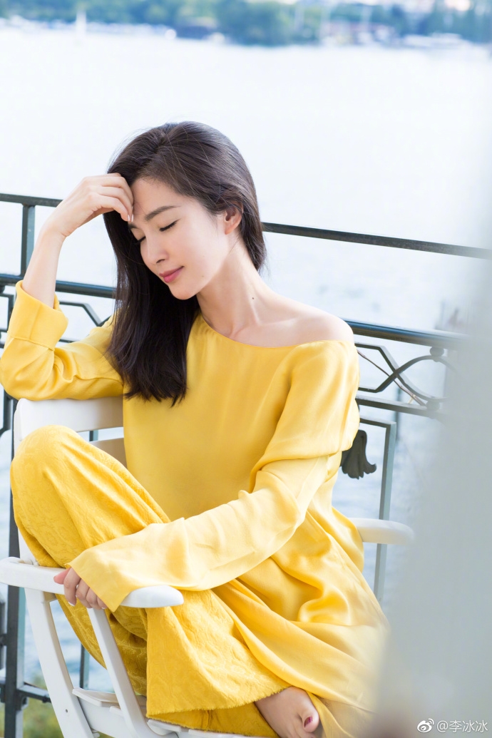 组图:李冰冰阳台臭美 小露香肩低头浅笑顾盼生姿