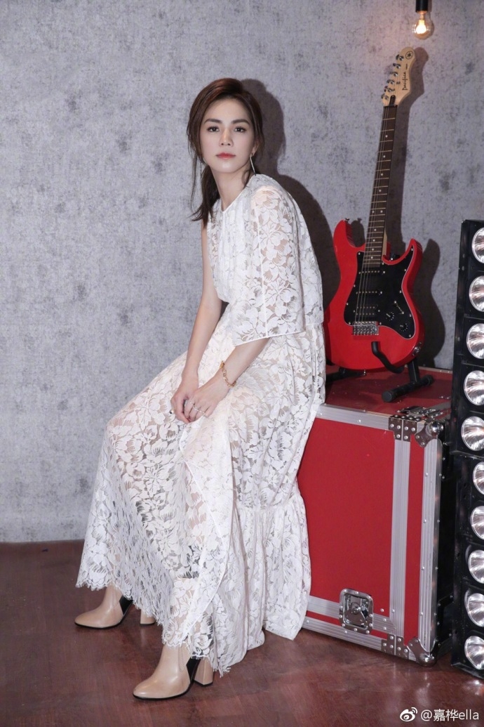 ella秀美腿自称仙女下凡