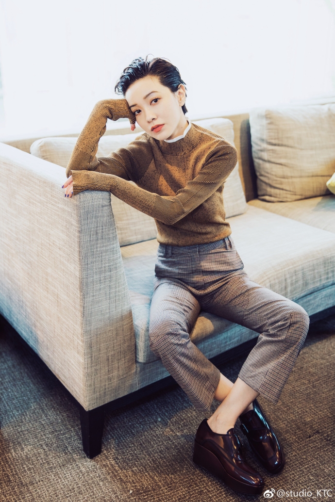 组图:郭采洁写真造型帅气 笑容明朗蓝色指甲抢镜