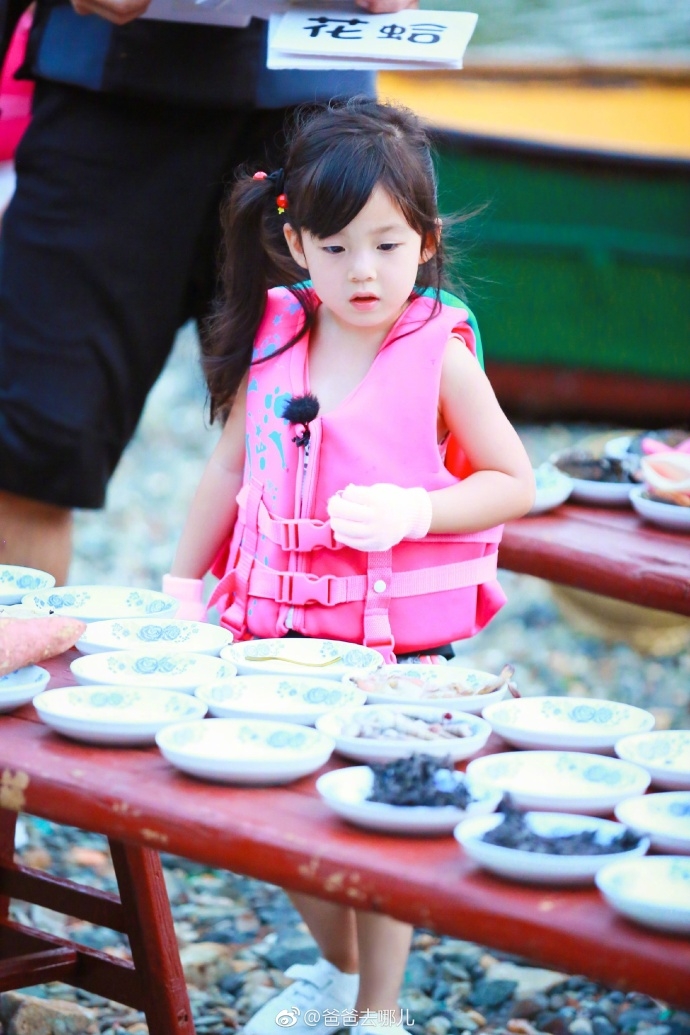 组图:刘畊宏女儿小泡芙萌化众人 笑容甜美眼睛弯弯似月牙