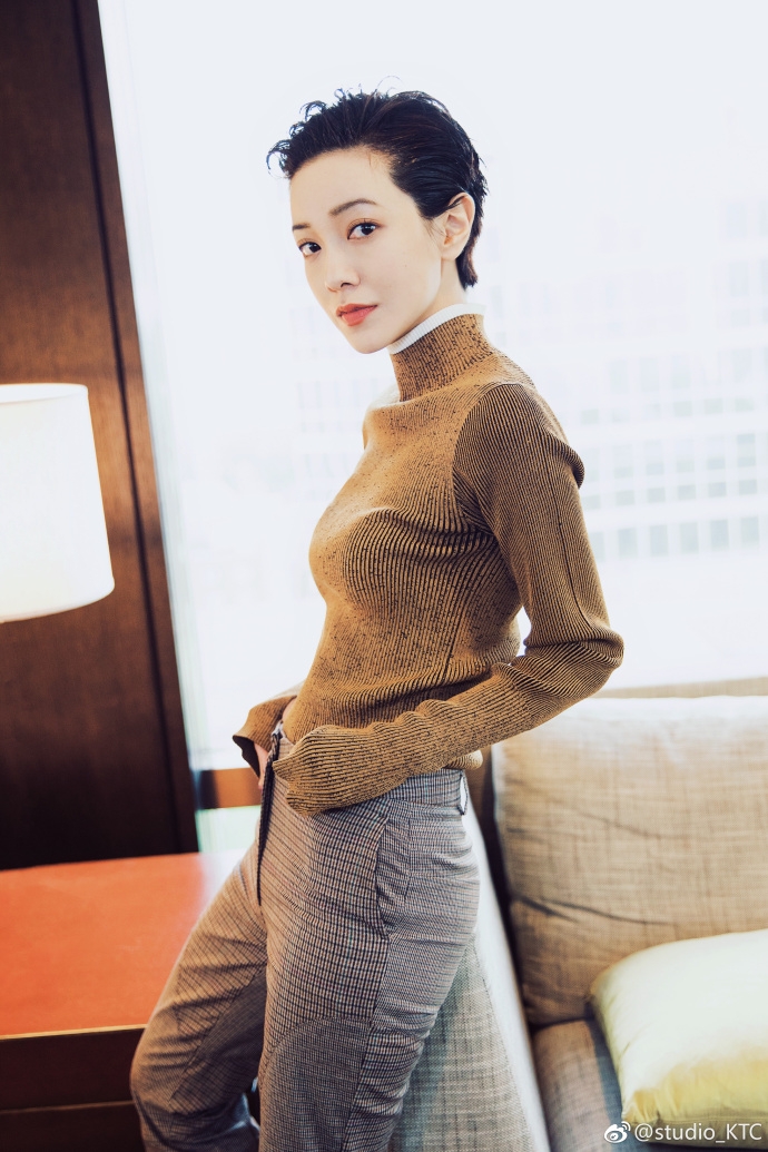 组图:郭采洁贴身上衣显腰线 笑容明朗蓝色指甲抢镜