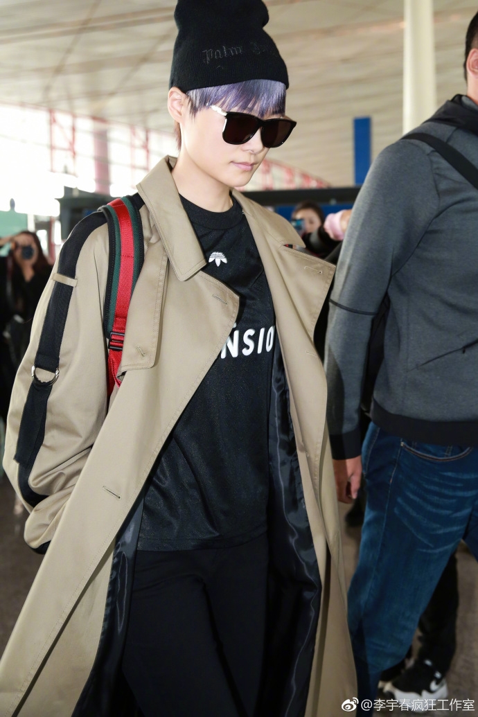 组图:李宇春出机场想念粉丝 紫发配风衣个性十足