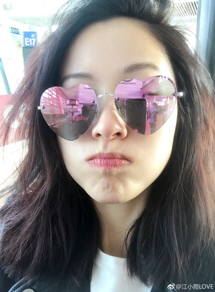 组图:江一燕素颜机场照随性有范 嘟嘴卖萌可爱十足