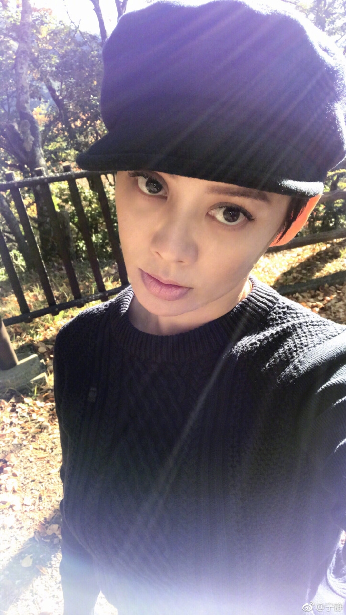 组图:宁静户外赏秋晒逆光自拍 气定神闲笑容灿烂迷人