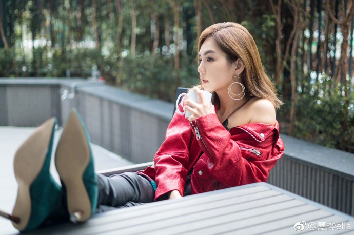 组图:ella冬天蕾丝背心配皮裤 自侃天使不怕冷