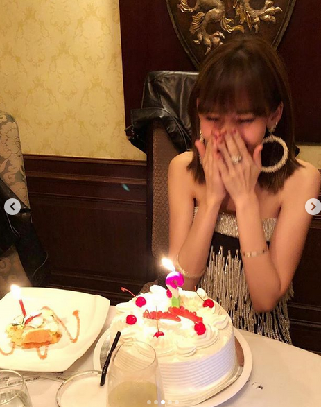 组图:林志颖娇妻庆生流苏礼服秀香肩美腿 低头吹蜡烛感动捂脸