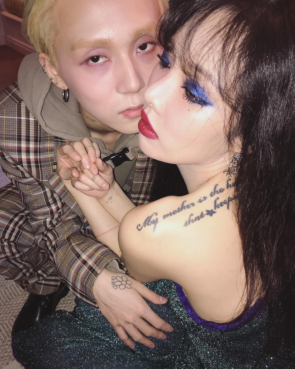 组图泫雅与男友拍写真一个动作亲昵大胆白丝袜裹腿性感撩人