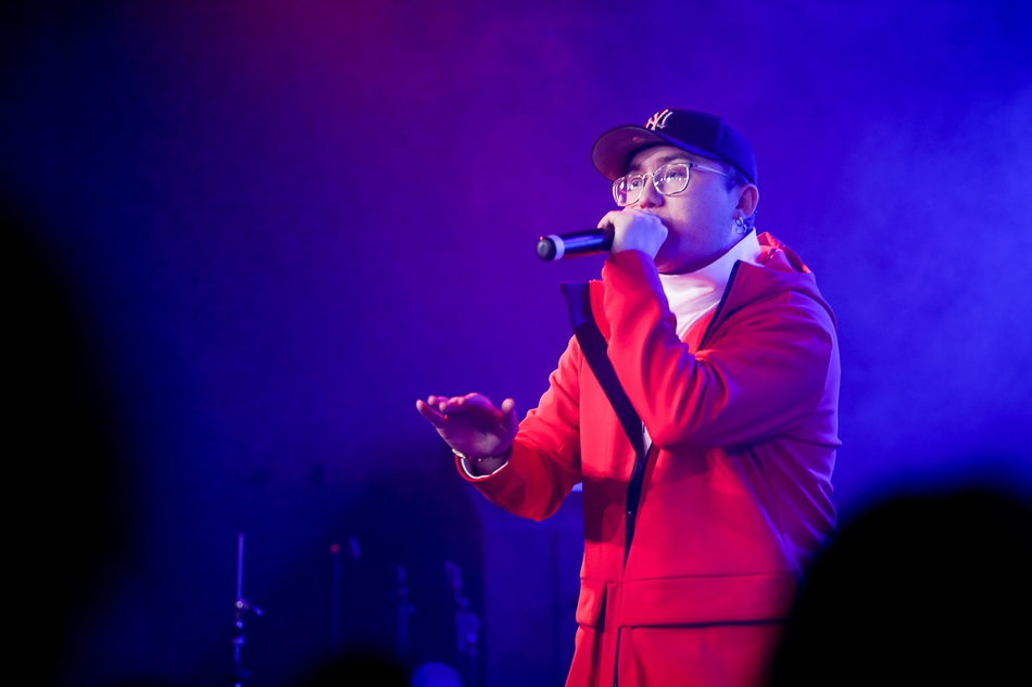 组图:那吾克热生日会抱儿子出席 现场激情开唱与粉丝分蛋糕