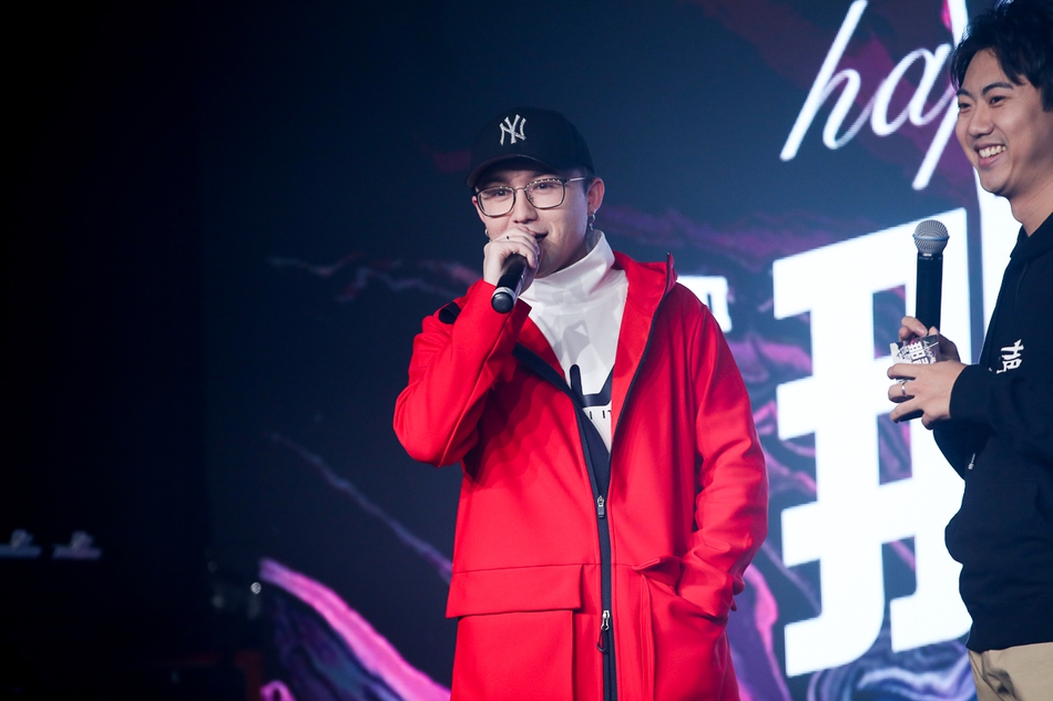 新浪娱乐讯 12月8日,那吾克热生日会在北京举行.