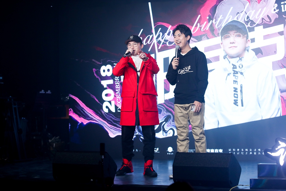 组图:那吾克热生日会抱儿子出席 现场激情开唱与粉丝分蛋糕