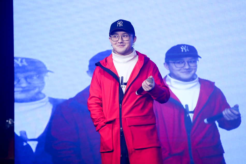 组图:那吾克热生日会抱儿子出席 现场激情开唱与粉丝分蛋糕