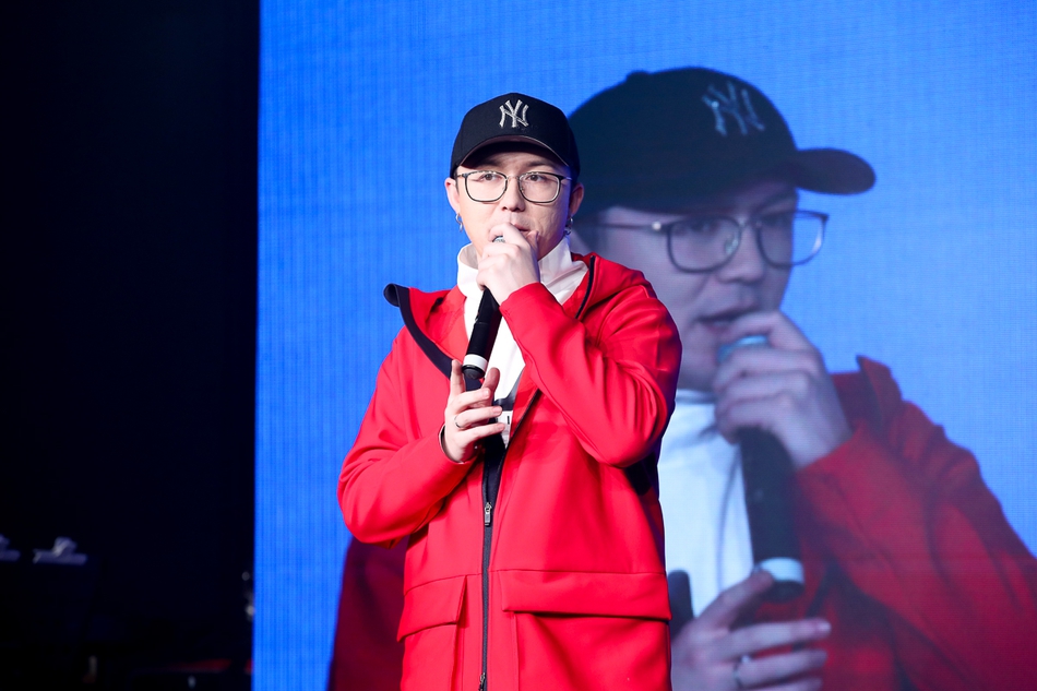 组图:那吾克热生日会抱儿子出席 现场激情开唱与粉丝分蛋糕