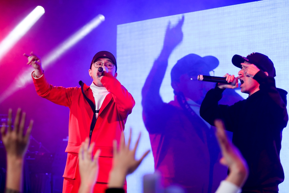 组图:那吾克热生日会抱儿子出席 现场激情开唱与粉丝分蛋糕