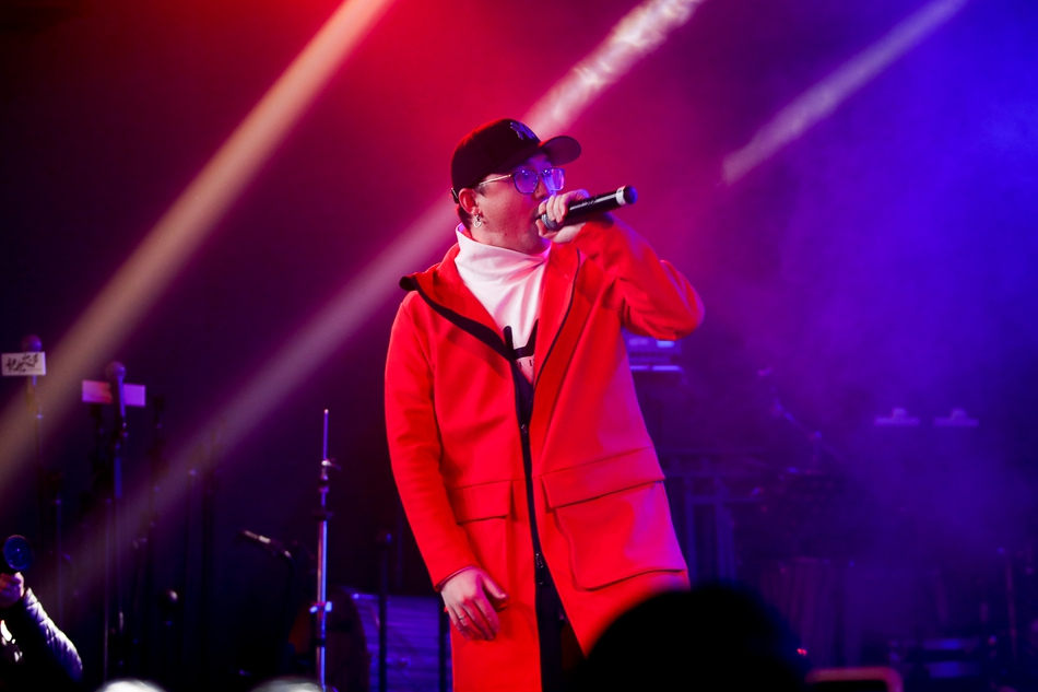 组图:那吾克热生日会抱儿子出席 现场激情开唱与粉丝分蛋糕