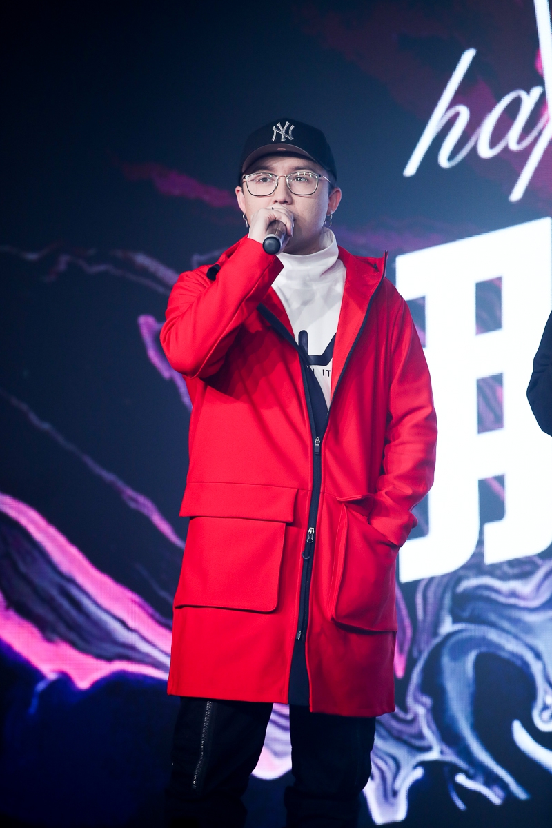 组图:那吾克热生日会抱儿子出席 现场激情开唱与粉丝分蛋糕