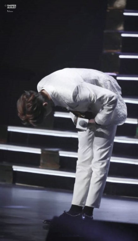 组图:天太冷蔡徐坤手被握出印?上台领奖深鞠躬谦虚大方礼仪满分