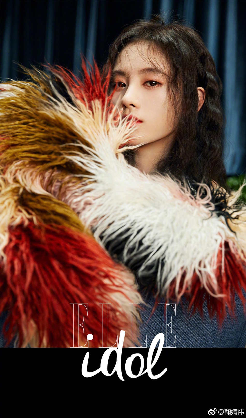 组图鞠婧祎杂志大片曝光穿彩色羽毛裙露香肩美腿清纯可人