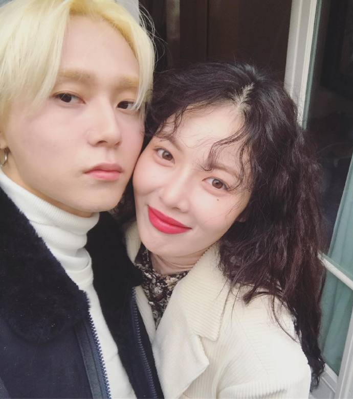 组图:泫雅与男友合照贴面秀恩爱 卷发红唇甜笑比v心情好