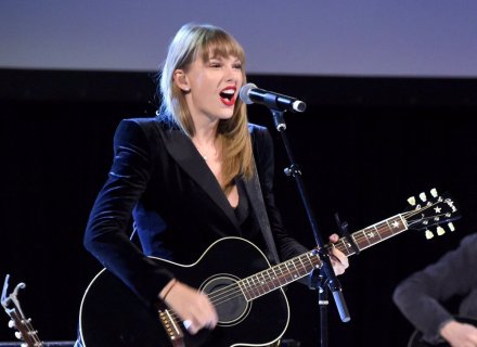 组图:霉霉穿黑西装抱吉他激情开唱 直发红唇齐刘海美艳动人