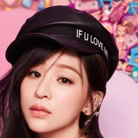 组图:王心凌最新写真曝光 粉色羽毛裙内搭黑蕾丝甜美优雅