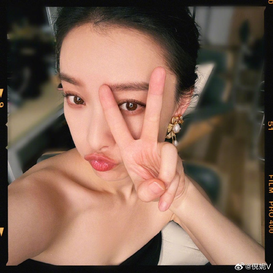 组图:《消失的她》票房破30亿 倪妮微博晒30张自拍庆祝创意满满_高清