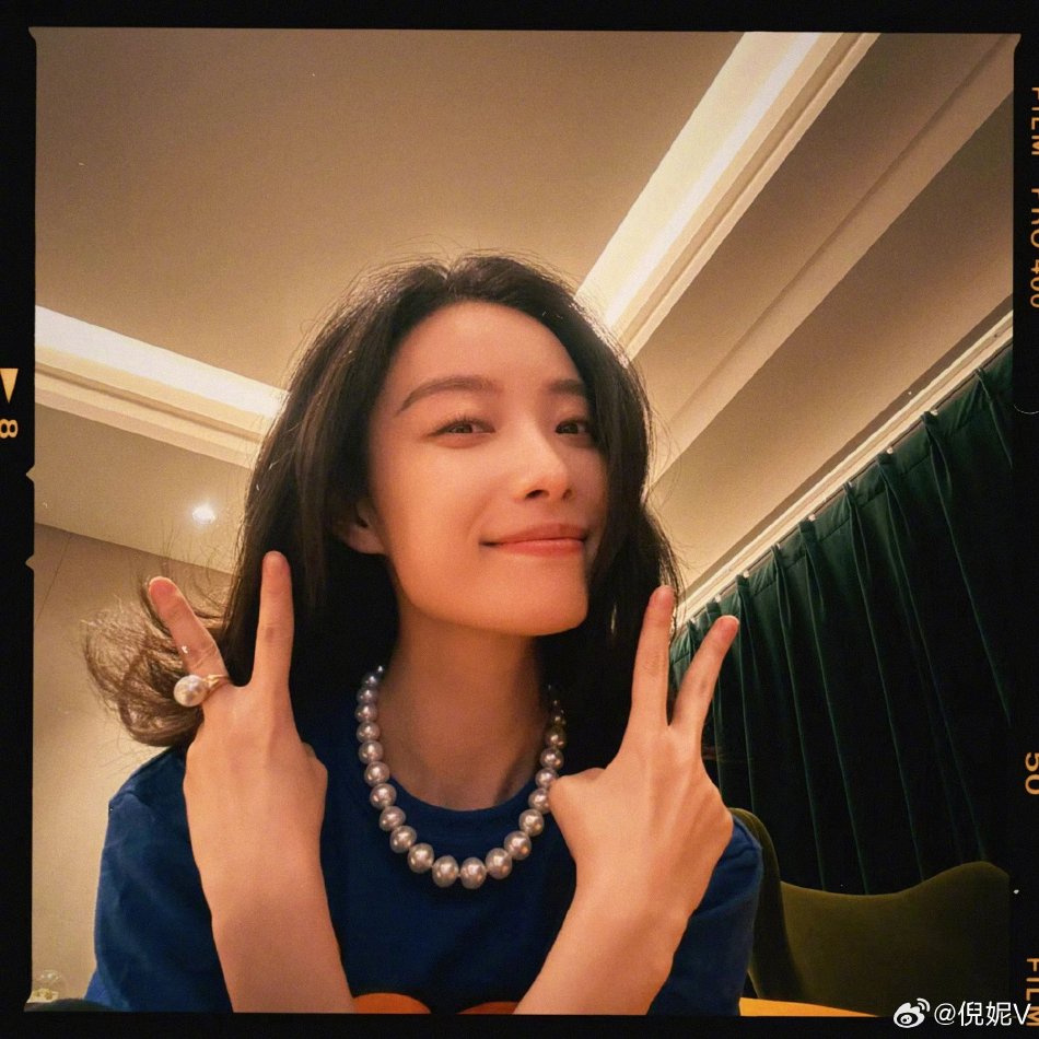 组图:《消失的她》票房破30亿 倪妮微博晒30张自拍庆祝创意满满