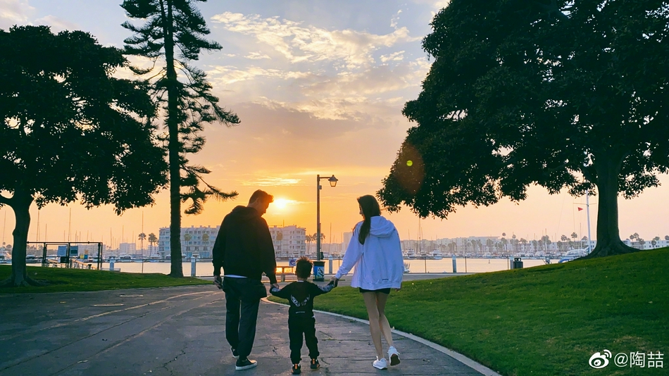 组图:陶喆庆祝与老婆结婚七周年 晒一家三口散步背影照幸福温馨
