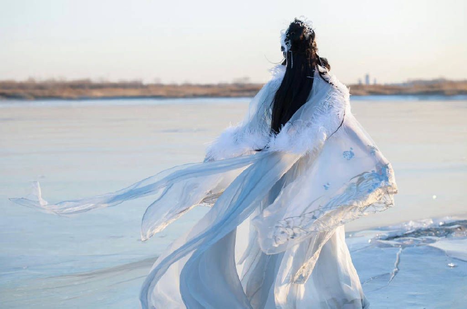 组图：古力娜扎冰面仙羽写真释出 一袭古装白衣好似仙女下凡