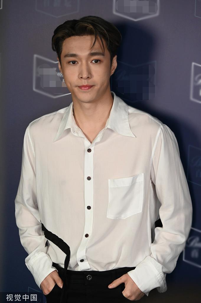 组图张艺兴白衬衫搭西裤帅气满分双手插兜随性有范